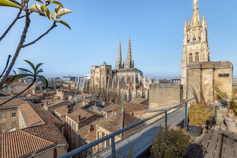 Im obersten Stockwerk eines Hausmann-Gebäudes lädt Sie Duport Immobilier Prestige ein, diese unglaubliche Maisonette-Wohnung von 322 m² im Herzen einer der begehrtesten Gegenden der Gironde-Hauptstadt zu entdecken. Diese Immobilie ist ein echtes Juwe...