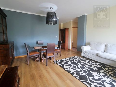 VERKAUF einer 2-Zimmer-Wohnung mit Balkon, die sich im 2. und letzten Stock eines Gebäudes zwischen der Gemeinde Pico da Pedra und Rabo de Peixe, Gemeinde Ribeira Grande, Insel São Miguel, Azoren, befindet. Die Wohnung besteht aus Eingangshalle, Küch...