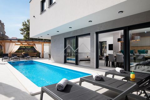 Medulin – Moderne Villa mit Pool in toller Lage nahe dem Meer! Diese wunderschöne Villa mit Pool steht in einer neuen Siedlung am Stadtrand von Medulin, nur 1 km vom Meer und dem Stadtzentrum entfernt, zum Verkauf. Die Villa wird, wie auf den Bildern...