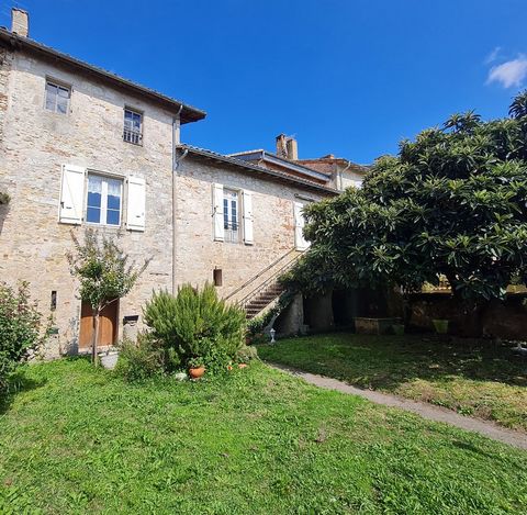 LECTOURE, historic heart: Character property complex, combining old-world charm and renovation potential. 250 m² of living space to personalize: Let your imagination run wild and create your ideal living space. Beautiful bright living room with firep...