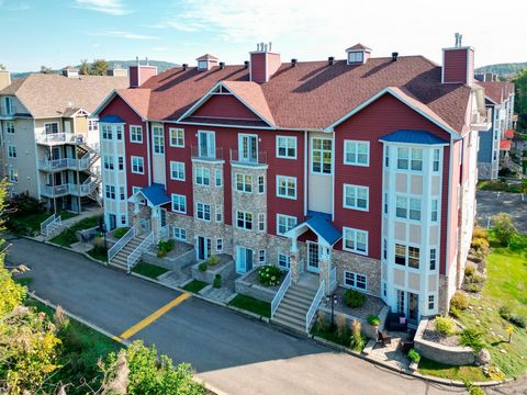 Condo lumineux au coeur de de St-Jovite! Ce magnifique condo en rez-de-jardin se démarque par son emplacement de choix et ses atouts uniques. Vous serez séduit par l'abondante lumière naturelle qui inonde chaque pièce de cette unité en coin tout au l...