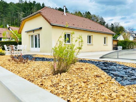 Municipality: Marigny (France) Very beautiful modern 3-room single-storey house on a large plot of 860m2 with its private swimming pool. This residence is located in a nice quiet area and close to nature. The village of Marigny benefits from a beauti...