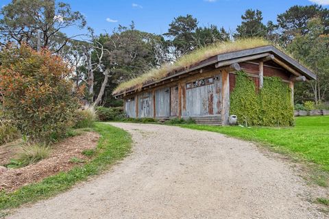 Genesteld in een sereen landelijk landschap van ongeveer 6 hectare, belichaamt dit uitzonderlijke pand de allure van een gedistingeerde landelijke levensstijl. Het biedt voldoende ruimte voor comfortabel wonen, agrarische bezigheden en potentiële ink...