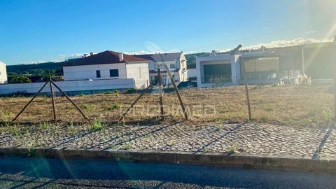 Lote de terreno com 561,00 m², ideal para a construção de uma moradia de dois pisos, com área total de 240,00 m² de construção.  Este terreno destaca-se pela sua excelente exposição solar, proporcionando luminosidade durante todo o dia. Situado numa ...