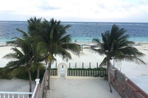 Cette propriété à Cancun Puerto Morelos vous donne la possibilité d’acquérir une résidence en bord de mer. À plus de 3000 pieds carrés, la maison maximise la vue sur l’océan et présente un aménagement ouvert qui s’ouvre sur la plage. La cuisine est e...