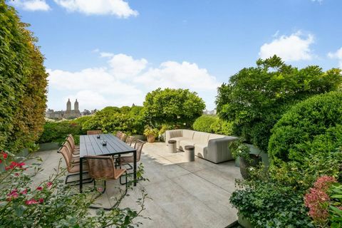 Dieses kürzlich renovierte Penthouse mit drei Schlafzimmern befindet sich an der 936 Fifth Avenue und ist ein wahres Juwel, das einen unvergleichlichen Blick auf den Central Park und viel natürliches Licht bietet. Die komplett renovierte Maisonette e...