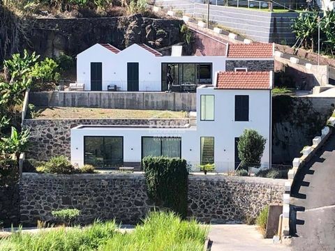 Descubra esta excepcional propiedad enclavada en los serenos y pintorescos paisajes de Calheta, que ofrece tanto una residencia ideal como una excelente inversión para alquileres vacacionales. Esta finca única cuenta con dos encantadoras casas, cada ...