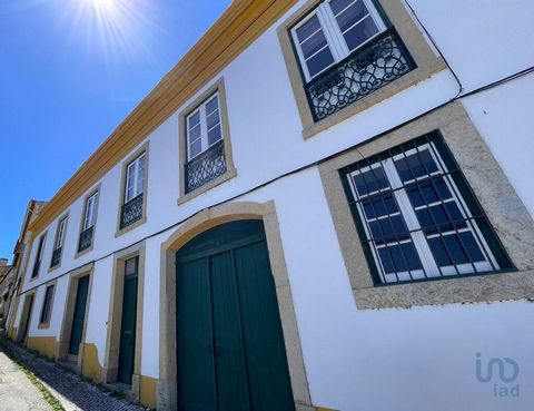 CASA CENTENÁRIA “SOLAR” com Reabilitação em 2005, Localizada no centro histórico de Abrantes em Local Cimeiro Próximo ao Castelo, beneficiando de Vistas Panorâmicas Desafogadas tanto da Casa como do Jardim que a integra; Edifício com 2 Pisos + Piso c...