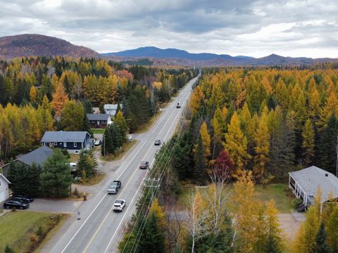 Emplacement stratégique, terrain d'un peu plus de 20 000 pieds carrés dans un secteur en plein développement à l'entrée de la ville de Mont-tremblant. Desservi par l'aqueduc et les égouts municipales. À proximité d'absolument tous les services, trans...