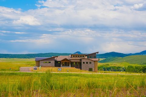 Seltenes architektonisches Meisterwerk in einer exklusiven Custom-Community Wir stellen ein atemberaubendes architektonisches Juwel vor, das luxuriöses Wohnen neu definiert. Erleben Sie einen unvergleichlichen Panoramablick auf majestätische Berge un...