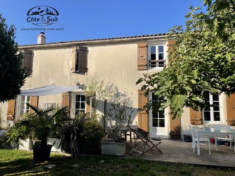 Charmante maison charentaise exposée Sud divisée en 2 logements identiques (60 et 70 m2) comprenant pour chacun : une pièce de vie avec cuisine US, grand cellier avec WC. A l'étage, un palier comprenant 2 chambres, une salle d'eau et WC. Préau voitur...