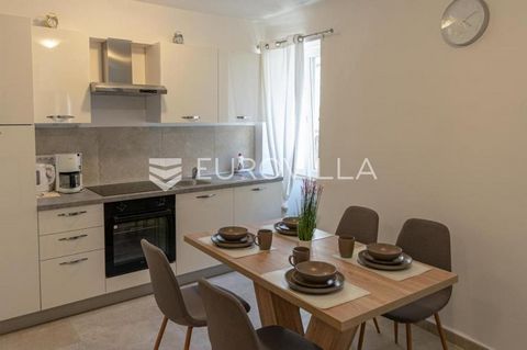 Istria, Rovinj, one-bedroom newly renovated apartment with a net living area of 72m2, located 200 meters from the sea, available for long-term rent. The apartment, with an enclosed area of 70m2, is situated in the city center on the first floor of an...