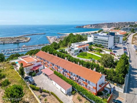 Huis in uitstekende staat, op een bevoorrechte locatie, op de top van Pederneira - Nazaré. De villa maakt deel uit van een gated community, met een zwembad, waar rust een constante is. Het is goed om hier te wonen! Bestaande uit woonkamer, keuken, 3 ...