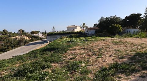 Parcelle de terrain urbain, dans un nouveau lotissement à Carvoeiro, à quelques minutes du centre et de toutes les commodités. La parcelle permet la construction d'une villa, deux niveaux avec 300 m2, et elle aura des vues sur la mer depuis le dernie...