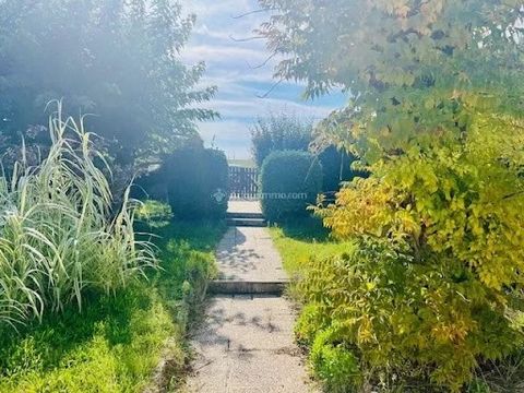 Située dans le secteur prisé de La Guérinière avec un accès direct à la mer, cette propriété de caractère comprend une maison principale et une petite maison d'amis. La maison principale se compose d'une cuisine aménagée, d'un salon avec cheminée don...