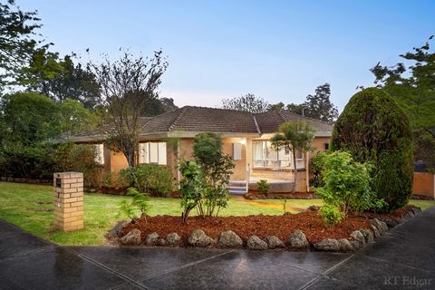 Ubicada en la esquina de Cooinda Court, y junto a Benwerrin Reserve, esta ordenada casa de 4 dormitorios que incluye dormitorio/cama independiente, está idealmente ubicada a pocos minutos de los servicios locales y dentro de la prestigiosa zona de Mo...