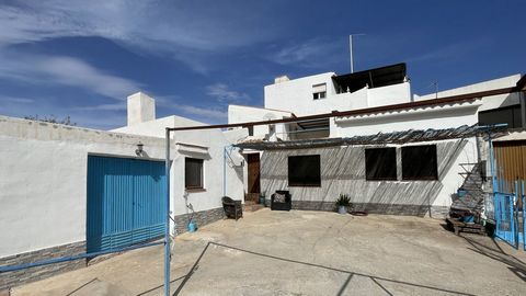 De Beste van Twee Werelden: Een herenhuis met een tuin en parkeergelegenheid. Deze charmante woning biedt de perfecte balans tussen gemak en rust. Gelegen aan de rand van de stad, is het slechts een korte wandeling naar supermarkten, bars, restaurant...