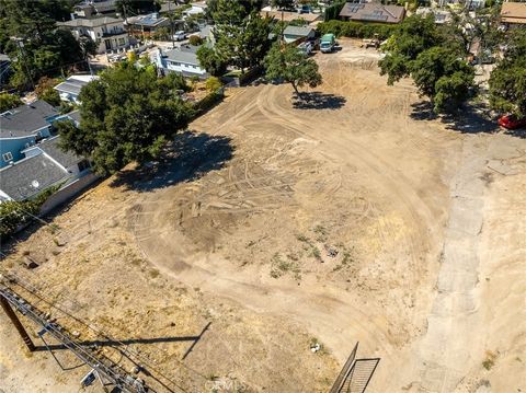 Il s’agit de DEUX PARCELLES, DOIVENT ÊTRE VENDUES ENSEMBLE, 1,5 ACRE DE TERRE VIERGE. Excellente opportunité pour un constructeur ou une entreprise de développement. Les plans présentés ne sont qu’une ébauche et ne sont pas approuvés par la ville. Le...