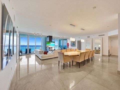 ¡Uau! ¡10 perfecto! ¡Ingrese a este palacio frente a la playa en el cielo a través del vestíbulo del ascensor privado e inmediatamente vea las mejores vistas directas al mar en todo momento! Esta espaciosa residencia contemporánea está decorada con l...