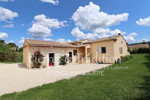 In the immediate vicinity of the pretty perched village of Lacoste in the heart of the Luberon, Your agency Pierres et Tradition Roussillon invites you to discover this charming property. This recent single storey construction has a total living spac...