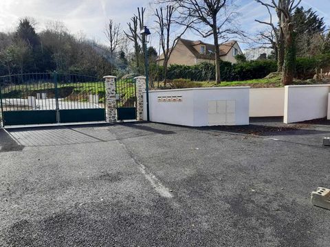 Magnifique terrain constructible 679 m² avec une belle exposition dans village de charme proche ramassage scolaire . situé en zone A de ptz terrain viabilisé r+1 autorisé , emprise au sol 300m² possible. Prix : 305 000 euros ttc honoraires charges ac...