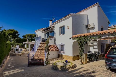 Esta encantadora villa se encuentra ubicada en una exclusiva zona residencial y tranquila de Calpe, situada a tan solo 2 km de la playa y a 3 km del centro. Cabe destacar que ofrece preciosas vistas al mar y al emblemático Peñón de Ifach. La propieda...