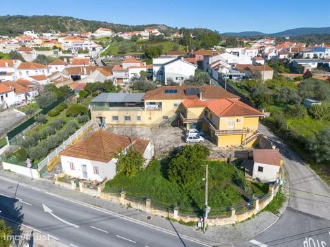 Deze ruime villa biedt een unieke kans voor uw toeristisch project, diensten of seniorenwoning, gelegen in een pittoresk dorpje geïntegreerd aan de paden van Fátima en Santiago. Met een bevoorrechte locatie, op slechts een paar minuten van het rivier...