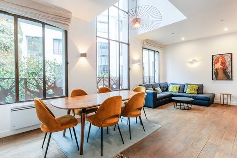 Bienvenue au Patio des Artistes, superbe loft en duplex de 6 mètres de verrières situé dans une propriété privée. Ce loft de construction récente La situation de l'appartement vous permettra de vous déplacer rapidement et facilement dans la capitale ...