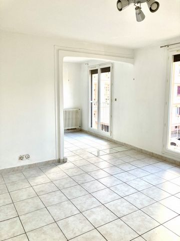 Situé dans un quartier calme, cet appartement spacieux nécessite un petit peu de rafraichissement .Un double séjour(possibilité 4eme chambres ) , 3 chambres dont 2 avec placards intégrés , cuisine indépendante , celier ,wc et cave. Idéal pour un proj...