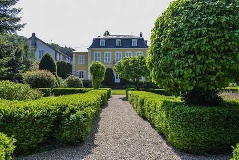 A Sainte Marie aux mines, au coeur du Val d'argent, je vous propose cette propriété historique de 500 m2 habitables, sur un terrain paysagé de 30 ares totalement clos, et un exceptionnel jardin à la française. Cette demeure construite en 1768 a été t...