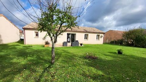 Proche centre de Mussidan avec toutes les commodités à pied cette maison de 2006 de 3 chambres est en très bon état sur parcelle de 644 m² dans un quartier recherché. On accède à la maison par un porche pour entrer dans le séjour salon coin cuisine d...