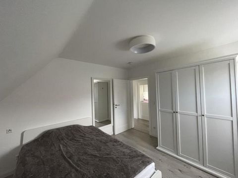 Ici, on vous propose un appartement de 2 pièces dans la belle ville d’Ostfildern-Nellingen. Cet appartement a vraiment été rénové avec le cœur et l’esprit, on peut aussi dire rénové. La maison fait déjà une impression très bien entretenue. Les portes...