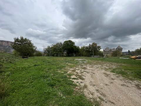 Come and discover this old farmhouse and its outbuildings, out of water and out of air. All 1200 m² of buildings and 10,000 m² of land including several truffle oaks is located 12 km from Millau and five minutes from the village of Riviere-sur-Tarn l...