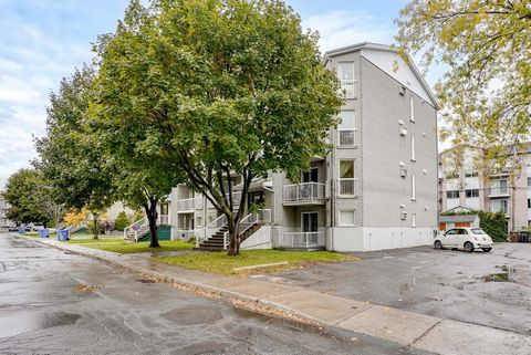 Charming 4 1/2 condo located in a sought-after area, close to parks, schools, and all essential services. The peaceful environment, combined with the condo's functionality and potential, makes it an ideal living space. This bright home offers comfort...