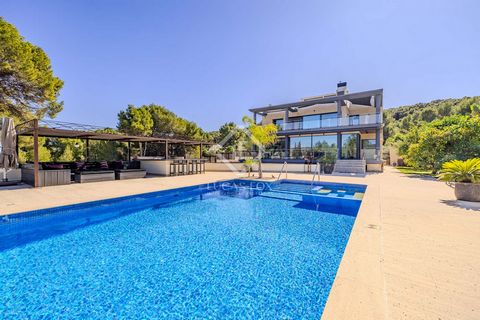 Esta impresionante y espaciosa villa presenta una oportunidad excepcional para vivir de lujo, con un total de 545 m2 de superficie construida en una gran parcela llana de 1.780 m2. Combinando una estética moderna con características arquitectónicas ú...