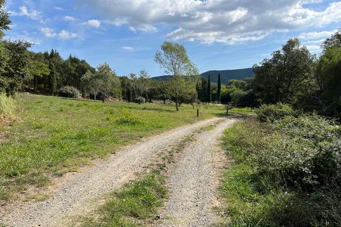 Diese Luxusvilla mit Privatpool befindet sich in der Nähe des französischen Dorfes La Môle, fünfzehn Minuten von Saint-Tropez und Port-Grimaud entfernt. Sie ist ideal für einen Urlaub mit Freunden oder der Familie. Die ebenerdige Villa ist im provenz...