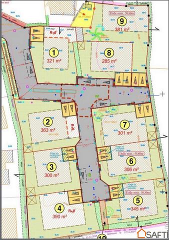 PLOUGONVELIN Terrain constructible de 301 m² situé en centre bourg et offrant ainsi la possibilité de se rendre aux commerces et aux écoles à pied. La parcelle vous permet de construire une maison de plain pied ou une maison à étage. C'est libre de c...