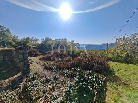 Location: Primorsko-goranska županija, Vinodolska Općina, Grižane-Belgrad. Baugrundstück (mit Ruine) zum Verkauf an attraktiver Lage in der ruhigen Umgebung von Crikvenica. Das Grundstück verfügt über Infrastruktur und einen herrlichen Meerblick, ide...