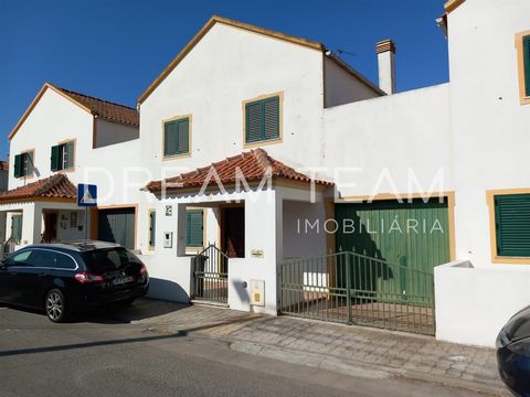 DreamTEAM Immobilier présente une villa de 3 chambres à Setúbal - Santo Ovídio. en bon état. Il s'agit d'une villa avec 142m2 de surface brute, très spacieuse, ayant à l'avant un patio et à l'arrière, un espace extérieur comme jardin qui permet de pr...