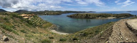 Perceel aan de kust en het strand in Cadaqués. Het ligt in het midden van twee groene gebieden en heeft directe toegang tot twee kleine stranden. Het heeft een prachtig uitzicht op het eiland Port Lligat. Het heeft een oppervlakte van 3714 en maakt d...