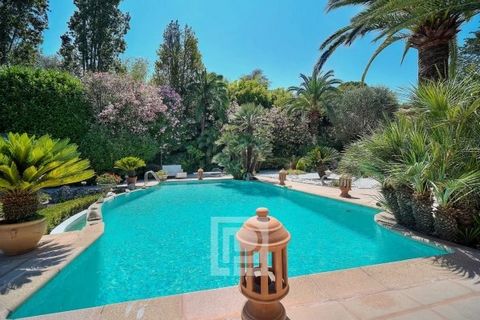 Let yourself be charmed by this superb and charming property, nestled in a lush 5500m² greenery, just a few steps away from the old village of Mougins. The ground floor invites you into a spacious living area bathed in light, offering picturesque vie...