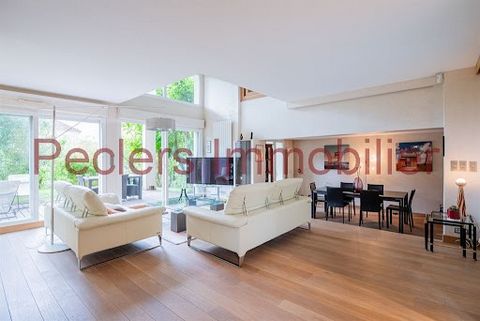 In Rueil-Malmaison 92500, Peclers Immobilier offers you a magnificent family and contemporary house of 165m² located in the sought-after residential area of Mont Valérien. Nestled in a green and quiet setting, this bright house is ideal for those who...