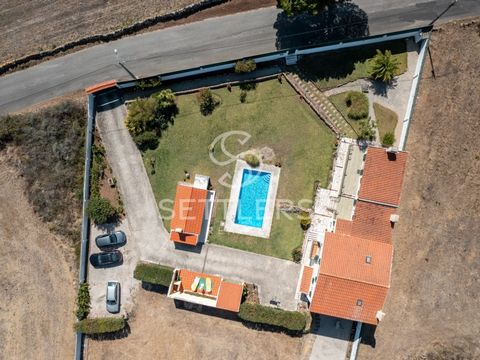 Detached 3-bedroom villa just 15 minutes from Magoito beach and 10 minutes from the historic centre of Sintra. Set in a plot of urban land with 3200 m2, it is located in the centre of Terrugem and has a construction area of 307 m2. Divided into 3 flo...