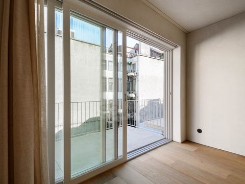 One-bedroom flat on Rua do Almada, fully renovated, near the Ceuta tunnel, facing west. The flat has a modern layout and comprises an entrance hall, a bathroom, a bedroom, a living dining room with balcony and a kitchen. The kitchens are equipped wit...