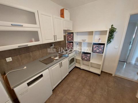 Te koop: Twee-slaapkamer appartement gelegen op 2 km van het centrum van Poreč en 900 meter van het strand. Het appartement heeft een totale oppervlakte van 62 m² en omvat een parkeerplaats en een kleine tuin op het terrein. Het appartement bevindt z...