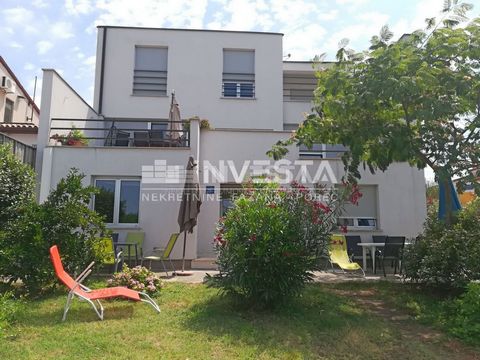 Te koop: huis in de toeristische plaats Štinjan, nabij Pula en Fažana. Het ligt slechts 500 m van de zee en de aangelegde stranden, die zijn verbonden met een lange promenade langs de kust naar nabijgelegen toeristische bestemmingen. De locatie biedt...