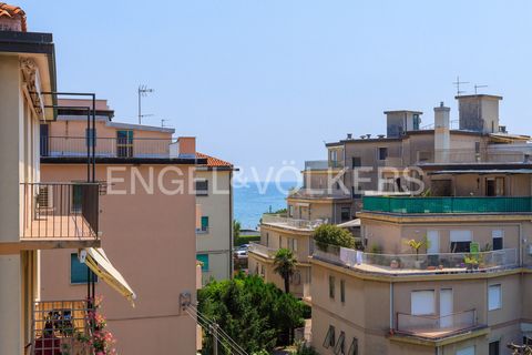 Ort: Lido di Venezia, Lido Der Lido von Venedig ist ein beliebter Badeort für Venezianer und Touristen aus Italien und der ganzen Welt, der für sein kristallklares Wasser und seine schönen Strände geschätzt wird. Der Jugendstil prägt noch immer die g...