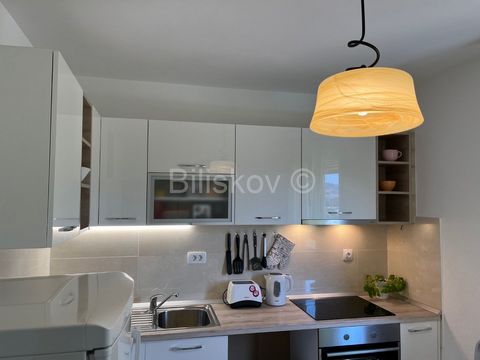 Solin, Srednja Strana, in a private house, an apartment with a total usable area of 82m2. It consists of a kitchen, dining room, living room, bedroom, study room, bathroom, closed veranda and terrace. If necessary, the study room can also be used as ...