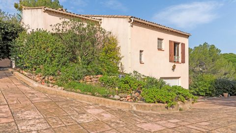 Située dans le quartier prisé de La Bouverie à Roquebrune-sur-Argens, cette maison construite en 1988 offre un cadre de vie au calme dans un écrin de nature ainsi qu'une position dominante sur un terrain de 1 633 m2. Les commodités telles que les com...