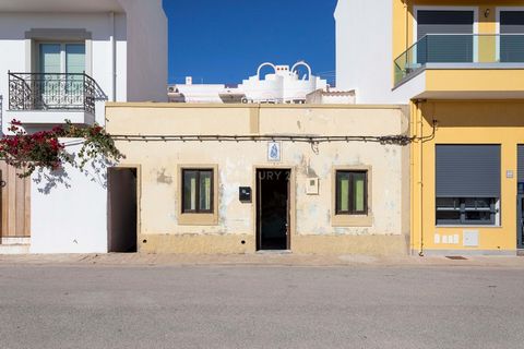 Dans le village de pêcheurs de Santa Luzia, vous trouverez cette maison à rénover complètement. Situé en première ligne, avec vue directe sur la Ria Formosa. Possibilité de construire votre maison idéale, avec une vue unique sur l'estuaire et le mara...